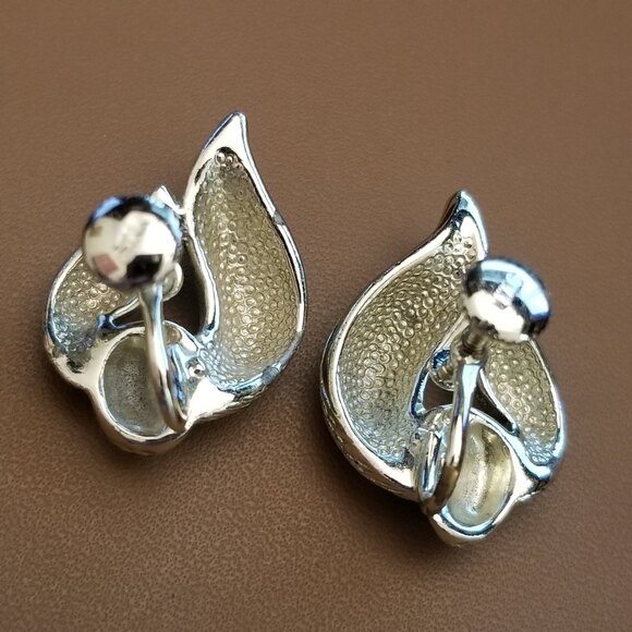 Vintage Star Gold Tone Screw Back Earrings – Textured Leaf Design - Picture 6 of 6